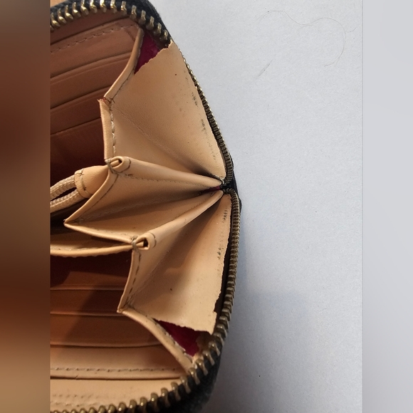 Used designer wallets - Picture 9 of 10